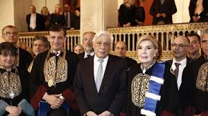 Αρχιεπίσκοπος ιερώνυμος και μαριάννα βαρδινογιάννη κοντά στα παιδιά. Ekpa Epitimh Didaktoras Ths Iatrikhs Anagoreythke H Marianna Bardinogiannh