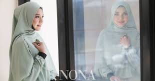 Seorang siswa baru, lana datang ke sma favorit di jakarta. Inspirasi Dari Tanah Suci Pereka Fesyen Amelia Hassan Reka Koleksi Khimar Untuk Mudahkan Solat Nona