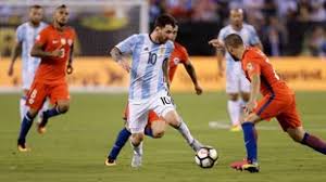 Luego del empate en el debut ante chile, argentina intentará sumar de a tres ante la siempre difícil uruguay, que hará su presentación. Argentina Vs Chile Tv Hora Streaming Y Formaciones Por Las Eliminatorias 2021 El Destape