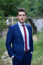 Ama magazin bu ya, onu uraz kaygılaroğlu'nun eski eşi melis i̇şiten olarak tanımlayan, başlı başına bir birey olduğunu, güzel işler başardığını kabul etmeyen bir kesim de var ne yazık ki. Sefirin Kizi Nin Gediz I Uraz Kaygilaroglu Nun Eski Hali Sok Etti Gercek Gundem