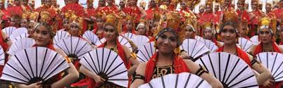 Upacara adat di indonesia ada berbagai macam jenis, mulai dari upacara syukur atas hasil panen berlimpah, upacara pengharapan akan datangnya hasil panen yang melimpah hingga upacara kematian. 11 Festival Kebudayaan Di Indonesia Yang Wajib Kamu Kunjungi