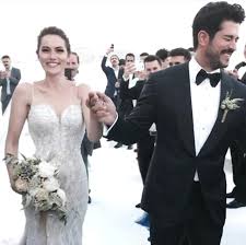 Fahriye evcen 3,5 yıldır birlikte olduğu oyuncu sevgilisi burak özçivit ile 29 haziran'da evlendi. Fahriye Evcen Ve Burak Ozcivit Dunya Evine Girdi Haberler Magazin