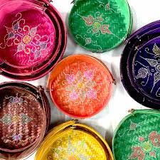 Tudung saji tudung saji merupakan hasil kraf tangan masyarakat melayu yang kebiasaannya dihasilkan daripada daun mengkuang, pandan, rotan atau buluh. 3 In 1 Set Tudung Saji Anyaman Dish Food Cover Woven Basket With Net With Painting Colourful Lazada