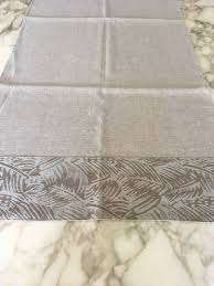 Questo runner da tavolo è indubbiamente la soluzione ideale per chi cerca un prodotto che permetta una sistemazione rapida e funzionale della tavola senza mai tralasciare l'aspetto estetico e decorativo. Topsale Runner Da Tavolo Per Albero Rustico Runner Da Tavolo Nel Cotone Lavabile Con Motivo Floreale Nel Lino Fondo Nero 220 Cm Tessili Da Cucina Com Runner