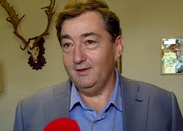 Join facebook to connect with mészáros lőrinc and others you may know. Elkezdodott Meszaros Lorinc Valopere Tuzpiros Kabrioval Erkezett A Feleseg A Targyalasra Szmo Hu