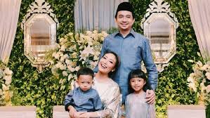 Baju lebaran seragam keluarga besar butik jahit baju lebaran seragam keluarga besar untuk kesana kemari mencari toko di pusat perbelanjaan dengan keadaan penuh sesak sumber gambar : 7 Potret Kekompakan Keluarga Selebriti Pakai Seragam Lebaran Foto 1