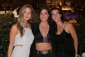 Ο οίκος νυφικών και ειδών γάμου «γιώτα καλογεροπούλου» στο κολωνάκι, διαθέτει μια μεγάλη συλλογή νυφικών και αξεσουάρ (καπέλα, κουάφ, πέπλα, λαμπάδες, μπομπονιέρες). Oneiro 8erinhs Nyktos Me Astikh Ais8htikh Fay S Control