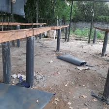 Jarak tersebut untuk memudahkan peternak dalam membersihkan dan mengumpulkan kotoran yang jatuh ke bawah lantai kandang. Kalau Di Jogja Dan Sukses Ternak Kambing Domba ÙÙŠØ³Ø¨ÙˆÙƒ