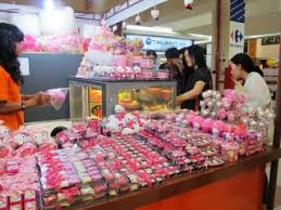 Bahkan, yang lebih mengejutkan, hello kitty adalah seorang gadis kecil kelas 3 sd yang berumur sekitar 10 tahun. Cokelat Hello Kitty Di Rumah Cokelat Tribun Sumsel