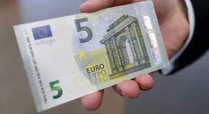 Pourtant, vous avez sûrement déjà eu entre vos mains un faux billet en euros, de différentes valeurs. Le Nouveau Billet De 5 Euros Explique Aux Enfants