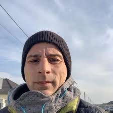 Este Emil Ganj și e căutat pentru crima comisă acum o săptămână în Mureș. E  condamnat în trecut pentru viol și altă crimă. Nu vă apropiați de el și  anunțați rapid Poliția