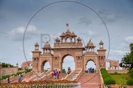 Presenting shri gajanan maharaj shegaon live darshan by suresh wadkar! Image Of Tourists At Shri Saint Gajanan Maharaj Sansthan Temple In Shegaon Kn236274 Picxy
