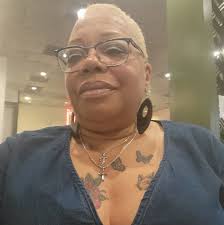 What to do to release a stuck cake from the pan?