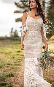 Einzigartiges Boho Spitzen Brautkleid All Who Wander