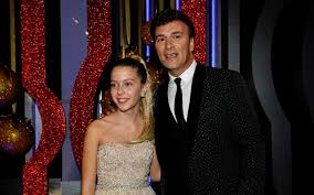 Hija del popular y reconocido artista luso tony carreira, sara había lanzado hace apenas unas semanas su propia colección de ropa bajo el nombre 'esse by sara carreira' y la estaba promocionando a través de su perfil de instagram, donde acumulaba ya más de 340.000 seguidores. Tony Carreira Filha Do Cantor A Mais De 200km Na Autoestrada Vip Pt