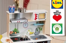 Lidl Unterstutzt Ein Herz Fur Kinder Durch Den Verkauf Von Nachhaltigem Holzspielzeug Presseportal