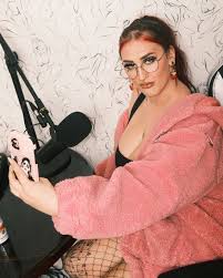 ليلي فيليبس مارست الجنس مع 100 رجل وتخطّط لرقم قياسيّ... خبراء يحذّرون من  التداعيات | النهار