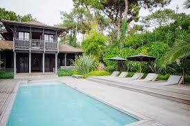 Voici Une Villa D Architecte Logee Au CÅur D Un Jardin Aux Allures Tropicales Ou Les Fougeres Tap Amenagement Jardin Terrasse Piscine Maison Immobilier Villa