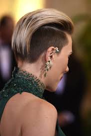 Undercut Frauen Frisuren So Stylen Sie Den Undercut Diy Frisurentrends Zenideen Frisur Undercut Lange Haare Madchen Haarschnitt Ideen