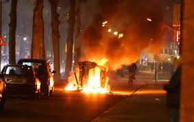 Ruit van de amac gaat eruit. Rellen Graafsewijk Den Bosch Veel Mankracht En Filmbeelden Maar Geen Zicht Op Aanhoudingen Stadsgezicht Den Bosch Bd Nl