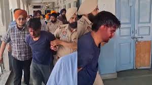Punjab: 5 Injured As Man Attacks SGPC Staff, Devotees With Iron Rod Inside Golden  Temple