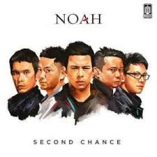 Ku terbiasa tersenyum tenang walau aargh… hatiku menangis kaulah cerita tertulis dengan pasti. Lirik Lagu Noah Walau Habis Terang