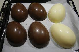 Quel che ci serve prima di tutto è uno stampo in policarbonato, molto semplice da trovare su amazon o nei negozi che vendono strumenti da cucina. Uovo Di Cioccolato Fatto In Casa Con Tutorial Ricetta Base Dolce Di Pasqua