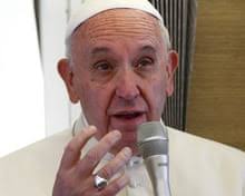 Pope Francis draws more than 1m to emotional farewell mass in Philadelphia 