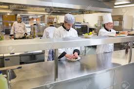 Wir sind für sie da. Team Von Kuchenchefs Bei Der Arbeit In Der Kuche Lizenzfreie Fotos Bilder Und Stock Fotografie Image 16065888