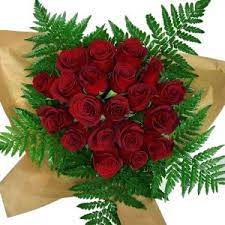 Vista superior del ramo de rosas en papel de regalo aislado sobre rojo. Ramo De Rosas Bouquet Pasion Envios Gratis Boxflora