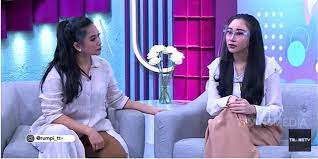 Video denise ini ditanggapi negatif oleh warganet, bahkan sejumlah artis. Klarifikasi Denise Chariesta Soal Orang Kaya Nongkrong Di Mall Bukan Penipu Dream Co Id