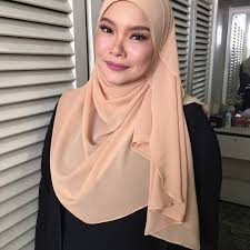 Senarai seniman meninggal dunia pada tahun 2018 hingga 2019. Nora Ariffin Menangis Selama 5 Bulan Jangan Disangka Nora Ariffin Tidak Mempunyai Perasaan 5 Bulan Dia Menangis Diatas Kepemergian Arwa Menangis Bulan Orang