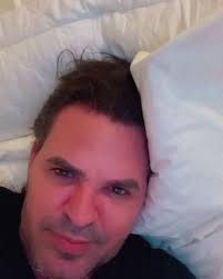 Eduardo Costa viralizou nas redes sociais ao mostrar a casa construída para  os funcionários da sua fazenda em Minas Gerais. O sertanejo fez questão de  caprichar no projeto e planejou um imóvel