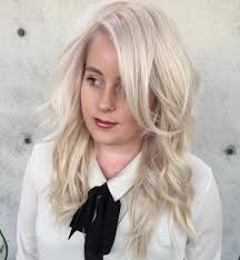 Untuk pemilik rambut panjang, model layer panjang dapat memberikan ilusi dan volume pada rambut. 5 Gaya Rambut Yang Cocok Untuk Si Dahi Lebar