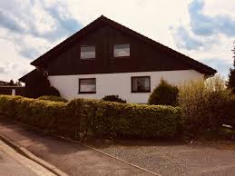 Große einfahrt und eine garage zum abstellen von fahrrädern, motorrädern, schlitten… Ferienhaus Harzhaus Auszeit Altenau Im Oberharz Familie Claudia Kersten Ehlers