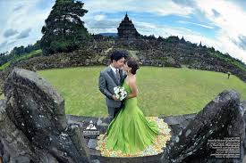 Melakukan sesi foto preweding indoor juga masih beberapa pasangan juga memilih tema vintage untuk foto prewedding mereka. Contoh Prewedding Outdoor Explore Tumblr Posts And Blogs Tumgir