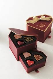 Veja mais ideias sobre presentes, presentes criativos, ideias para presentear o namorado. Pin De Karen Em We And The Chocolate Is A Love Story Embalagens De Produtos Caixas De Bombons Design Criativo De Embalagens