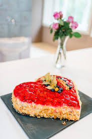 Ein Erdbeerherz Als Hochzeitstorte Das Foto Wurde Gemacht Von Jung Und Wild Design Torte Hochzeit Hochzeitskuchen Hochzeitstorte