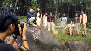 Biasanya digunakan untuk holiday atau nikmati alam sebab cuaca yang enak dan tenang, ini termasuk tema yang umumnya, dapat tapi jikalau kamu memakai properti yang cocok dapat menjadi rencana yang unik dan berkesan. Dengan 8 Gaya Dari 8 Tema Ini Foto Buku Tahunanmu Akan Tetap Cantik Hingga Masa Tua Nanti
