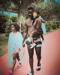 Brescia's mario balotelli with his daughter pia, wearing a napoli kit, before the serie a match at the stadio san paolo. Mario Balotelli Zarter Vater Mit Seinen Beiden Sohnen Pia Und Lion Foto