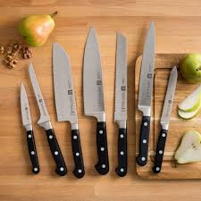 Un coltello da cucina professionale di qualità, molto affilato e bilanciato, preciso e resistente contro ogni probabile corrosione che rende possibile e sicuro il set di coltelli da cucina professionali giapponesi da cucina kai dm è un set avanzato e professionale, adatto ai professionisti del settore. Coltello Da Cucina Professionale Come E Quale Scegliere