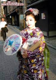 Yukata tradizionale giapponese lungo, set completo di cintura obi già con il fiocco pronto, yukata di colore nero con fiorellini ros. Donna Abito Tradizionale Giappone Foto Di Giulio Foto Giappone