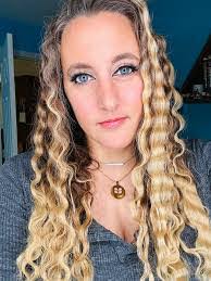 Amanda Grierson's Instagram, Twitter & Facebook