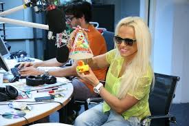 Invitată în emisiunea „muzica ta de la radio 21, anda a mărturisit că momentan. Anda Adam Victor Slav Este Barbatul Ideal Pentru Mine Alaturi De El Am Tot Ce Imi Doresc Marea Dragoste