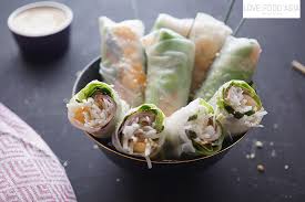 Meist wird der stand von einer ganzen familie betrieben, die mutter frittiert die rollen in einem großen topf mit erdnussöl und hat gleichzeitig die oberaufsicht, die. Vietnamesische Sommerrollen Gá»i Cuá»'n