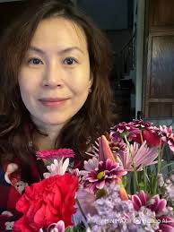 Portrait d'une femme parmi des fleurs éclatantes