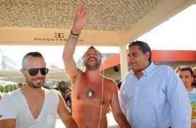 .beach, salvini tirant la langue sur un selfie au côté d'une plagiste en bikini, salvini dansant devant une mois», avait déclaré matteo salvini mercredi soir, tout en ajoutant qu'il n'était pas «pour les. Salvini Dal Papeete Beach Se Il Governo Non Fa Mi Stufo E Si Vota 24emilia