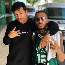 O xamã se diferencia do mago, curandeiro, feiticeiro ou bruxo, pela forma de comunicação com outros mundos. Xama E Orochi American Pie By Hype Songs Records