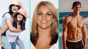 This is zoey 101 s01e02 zoey zieht aus by nick movies on vimeo, the home for high quality videos and the people who love them. Hollywire Noah Beck And Dixie D Amelio In Zoey 101 Reunion Music Video Facebook