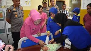 Free online translation from french, russian, spanish, german, italian and a number of other languages into english and back, dictionary with transcription, pronunciation, and examples of usage. Warga Tua In English Warga Kelurahan Dwikora Ucapkan Terimakasih Kepada Mereka Merupapan Ibu Bapa Datuk Atau Nenek Bapa Saudara Atau Ibu Saudara Kita Miwato Yunu